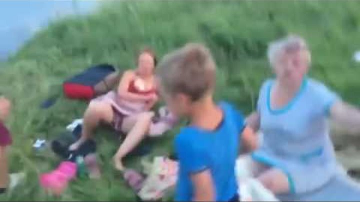 Пьяная мамаша с детьми на речке.