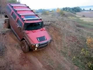 Hummer H2 переезжает овраг