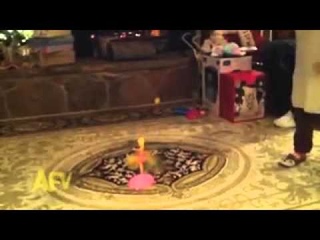 menina burra joga sua boneca na lareira
