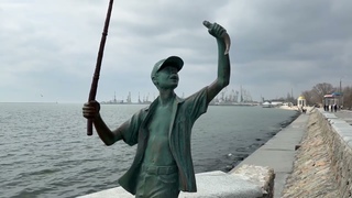 Бердянск . Первый теплый,весенний день.Люди вышли на прогулку.Немного достопримечательностей