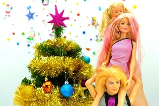 Kız oyuncakları - Barbie oyunları Türkçe izle. Barbie, Chelsea ve Ken Yıl Başı ağacı süslüyorlar!