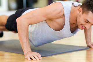 парень отжимается. человек нагнулся. человек нагнулся. мужчина отжимается от пола. йога мужчина.