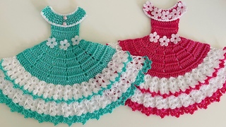Vestidinho em croche para boneca pintanda em pano de prato