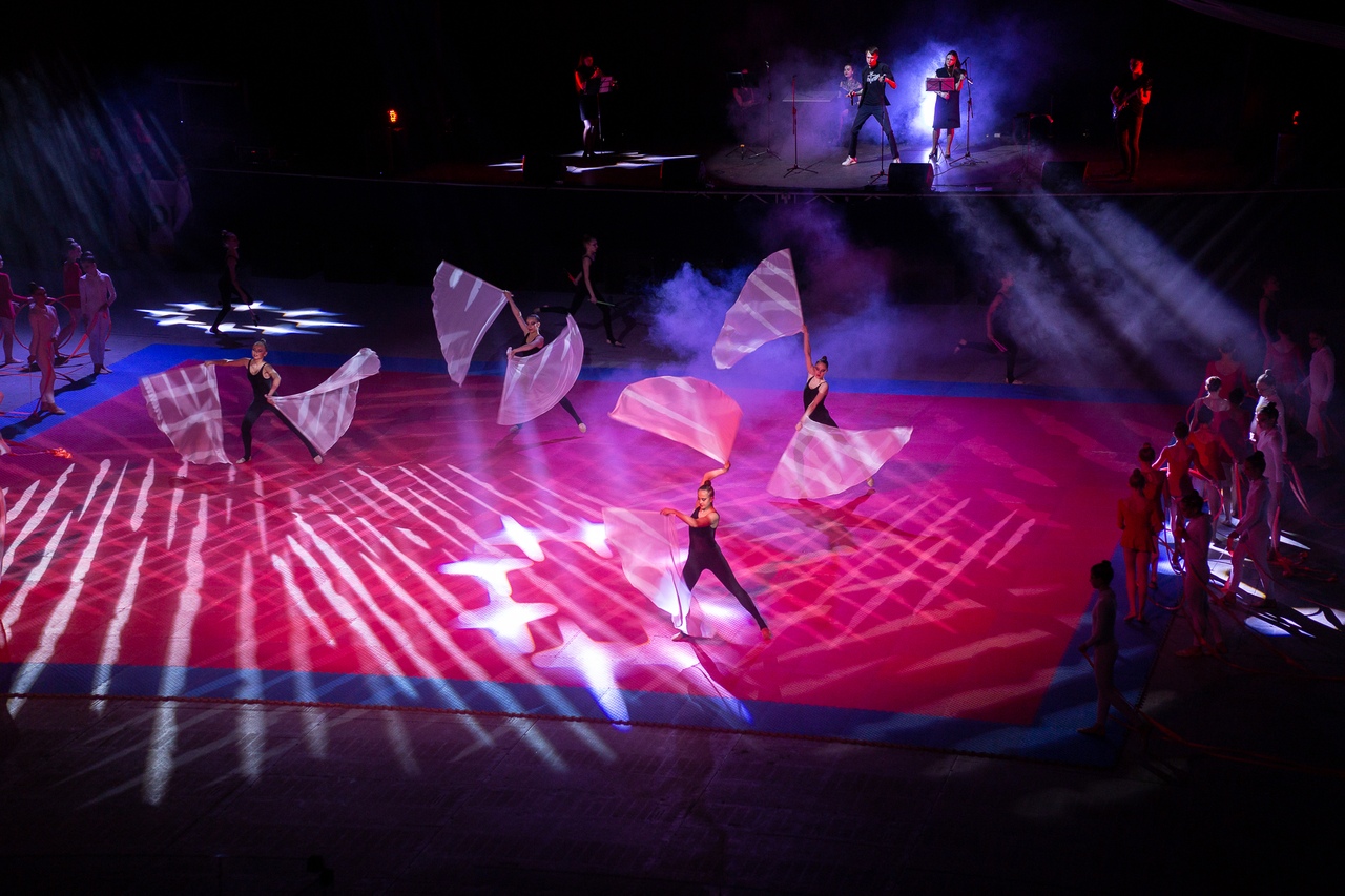 артисты на арене цирка. чижовка арена новогоднее шоу магия кристалла. чижовка арена новогоднее шоу магия кристалла. чижовка арена новогоднее шоу магия кристалла. вднх 2022.