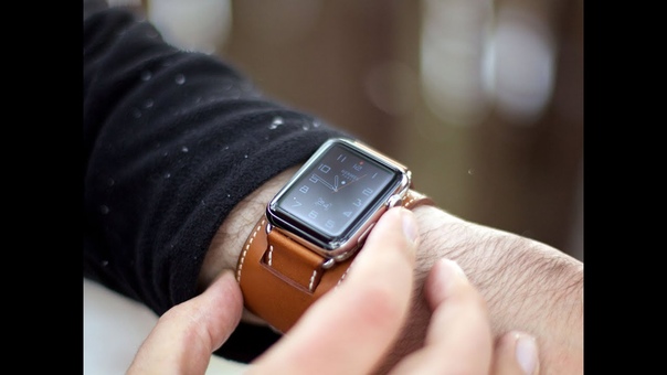 Apple Watch Hermès cuff hands