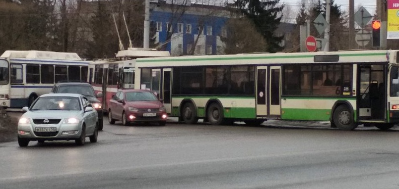 В Великом Новгороде из-за столкновения по касательной автомобиля Skoda и автобуса, следовавшего по маршруту №6, было парализовано движение троллейбусов в районе кольца Мира – Нехинской Это картинка