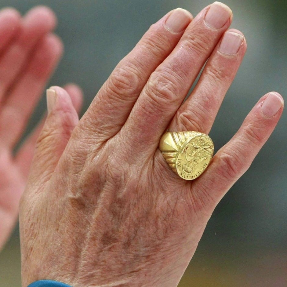 Кольцо рыбака папы римского фото Кольцо рыбака папы римского фото