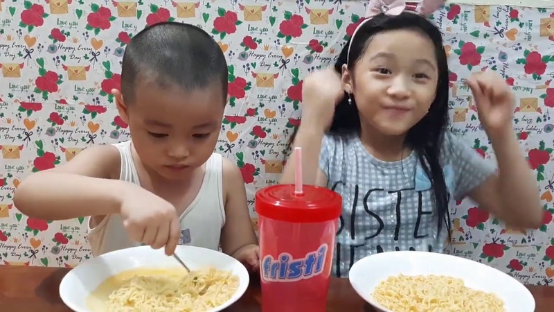 Gia Linh em Cò thức khuya đói bụng dậy ăn Mì